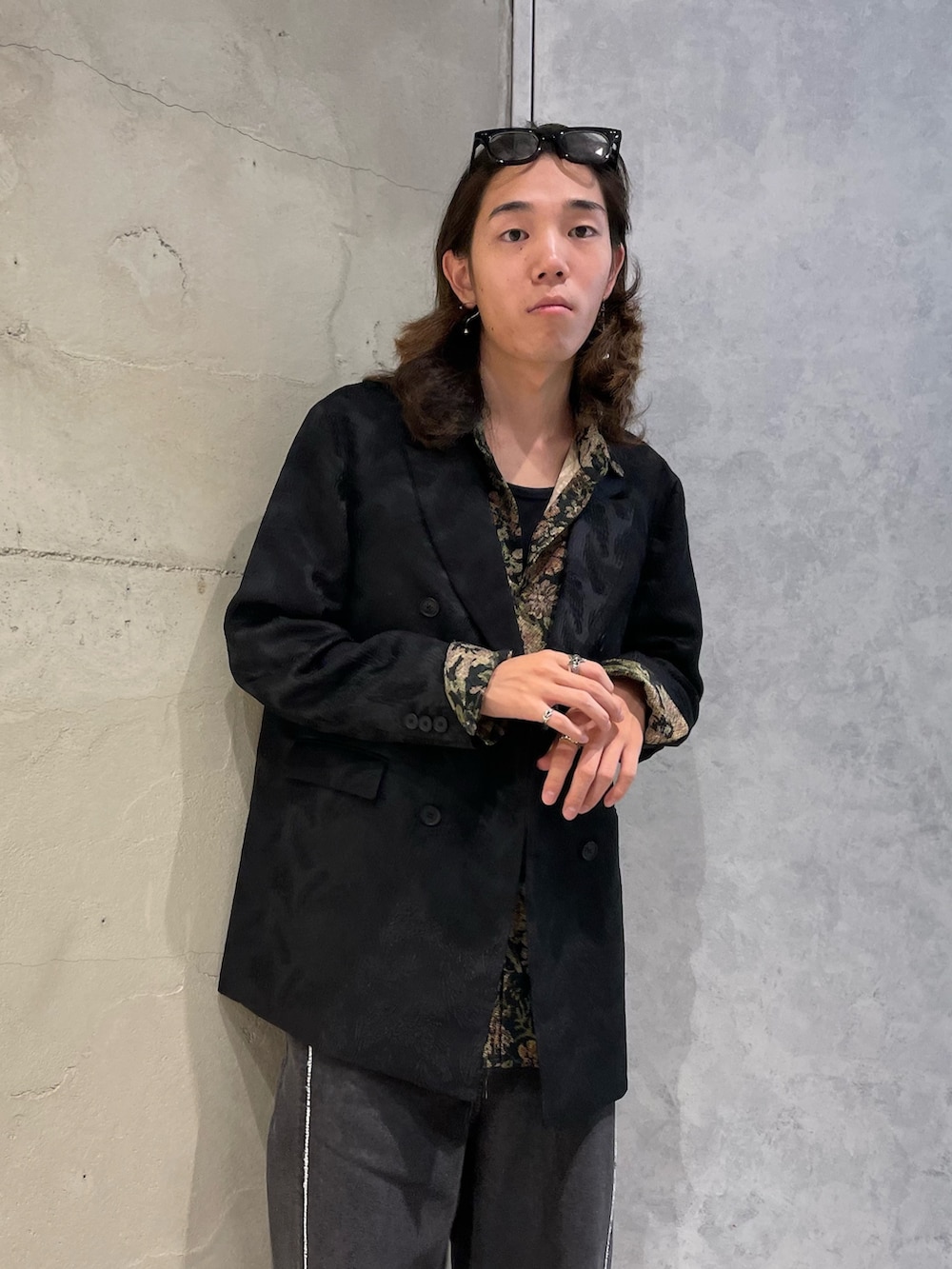 ピンク系のシャツ/ブラウス、ブラック系のサンダル、ブラック系のテーラードジャケットを着用したメンズの夏コーディネートの2枚目の写真