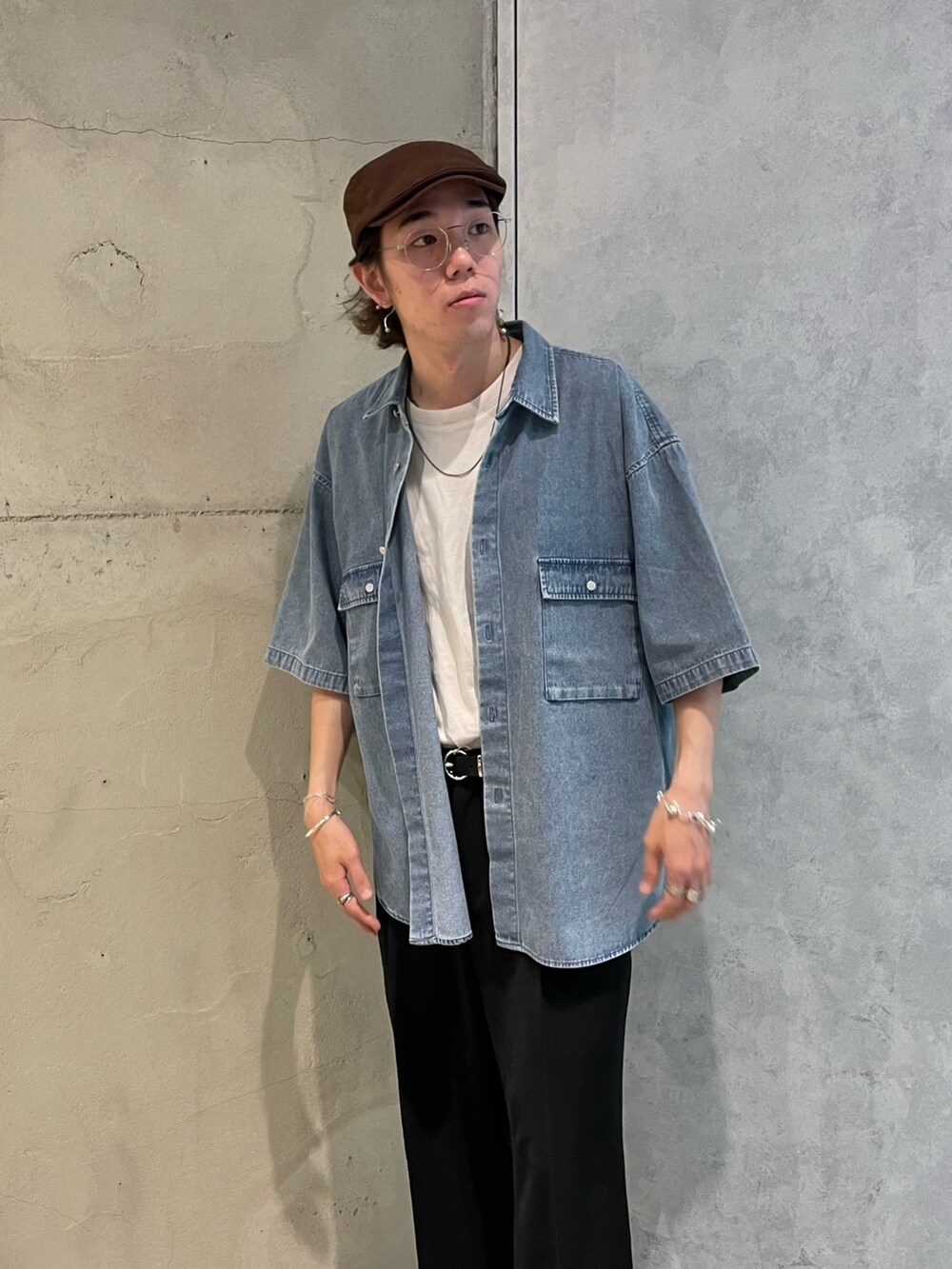 ブルー系のシャツ/ブラウス、ブラック系のスラックス、シルバー系のブレスレットを着用したメンズの夏コーディネートの2枚目の写真