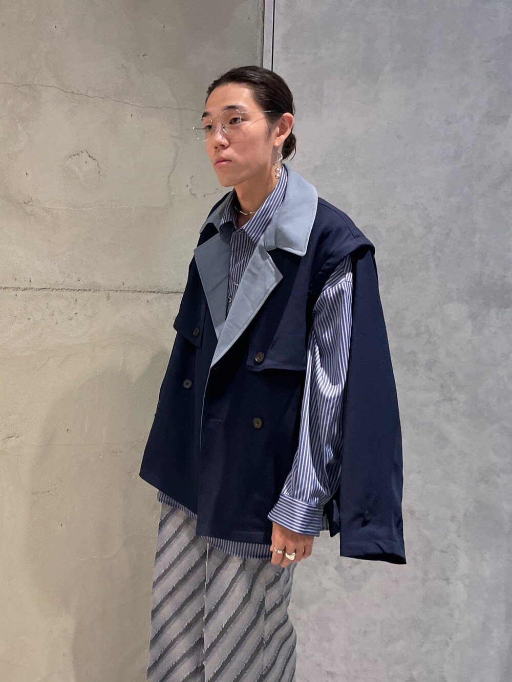 ブルー系のシャツ/ブラウス、ブルー系のブルゾン、グレー系のその他パンツを着用したメンズの秋コーディネートの2枚目の写真