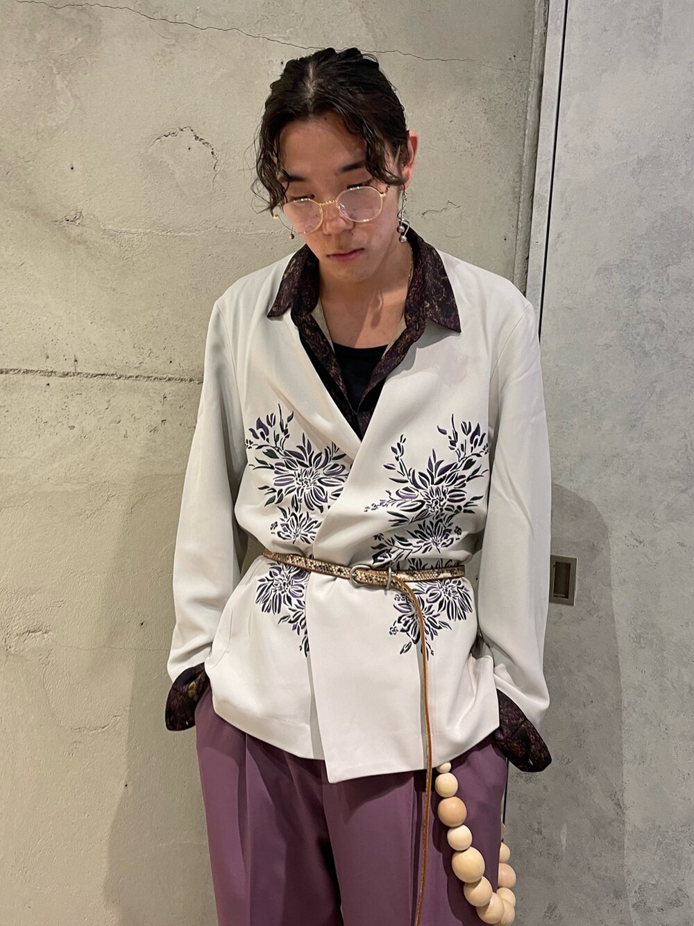 ベージュ系のノーカラージャケット、ブラック系のシャツ/ブラウス、パープル系のスラックスを着用したメンズの秋コーディネートの4枚目の写真