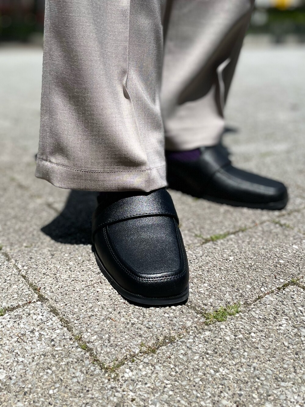 ベージュ系のテーラードジャケット、ベージュ系のその他パンツ、ホワイト系のTシャツ/カットソーを着用したメンズの春コーディネートの3枚目の写真