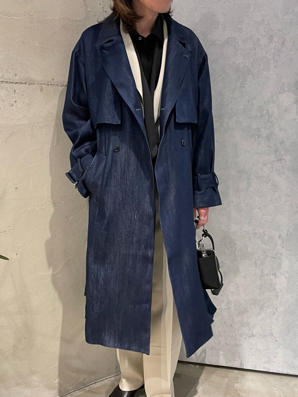 ブルー系のトレンチコート、ベージュ系のテーラードジャケット、ブラック系のシャツ/ブラウスを着用したメンズの冬コーディネートの3枚目の写真