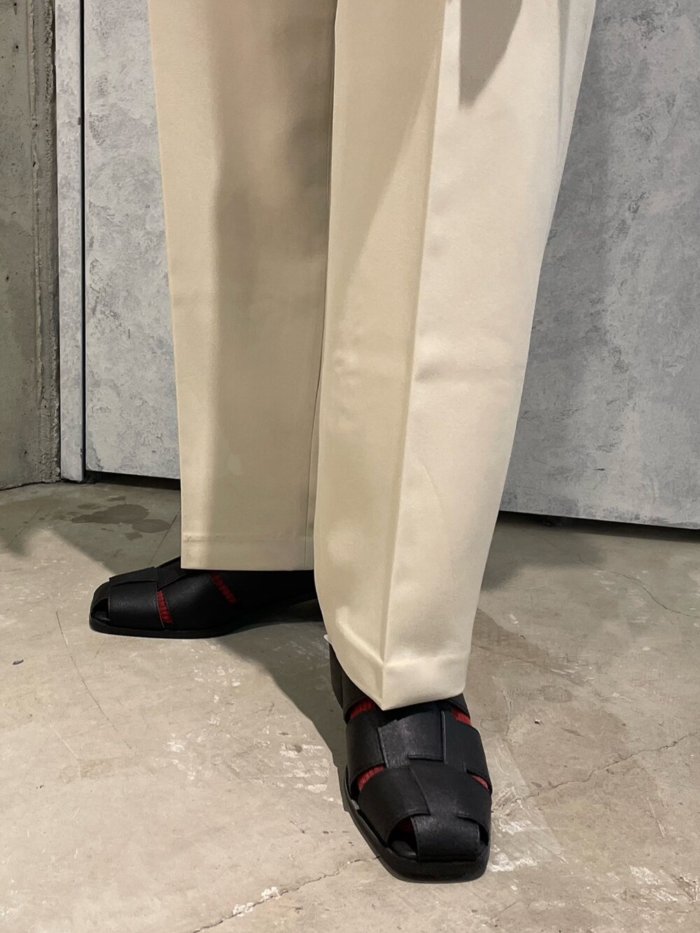 ベージュ系のテーラードジャケット、パープル系のシャツ/ブラウス、ベージュ系のその他パンツを着用したメンズの春コーディネートの4枚目の写真