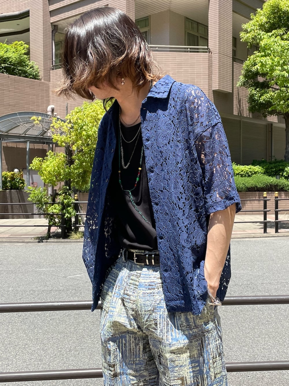 ブルー系のシャツ/ブラウス、ブラック系のタンクトップ、ブルー系のその他パンツを着用したメンズの春コーディネートの2枚目の写真