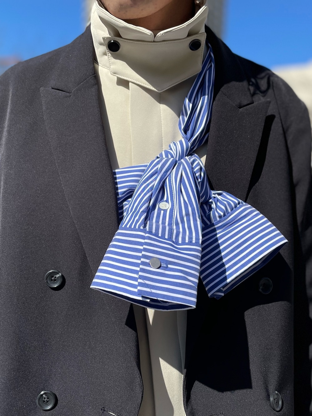 ブラック系のテーラードジャケット、ブルー系のシャツ/ブラウス、ベージュ系のブルゾンを着用したメンズの冬コーディネートの4枚目の写真