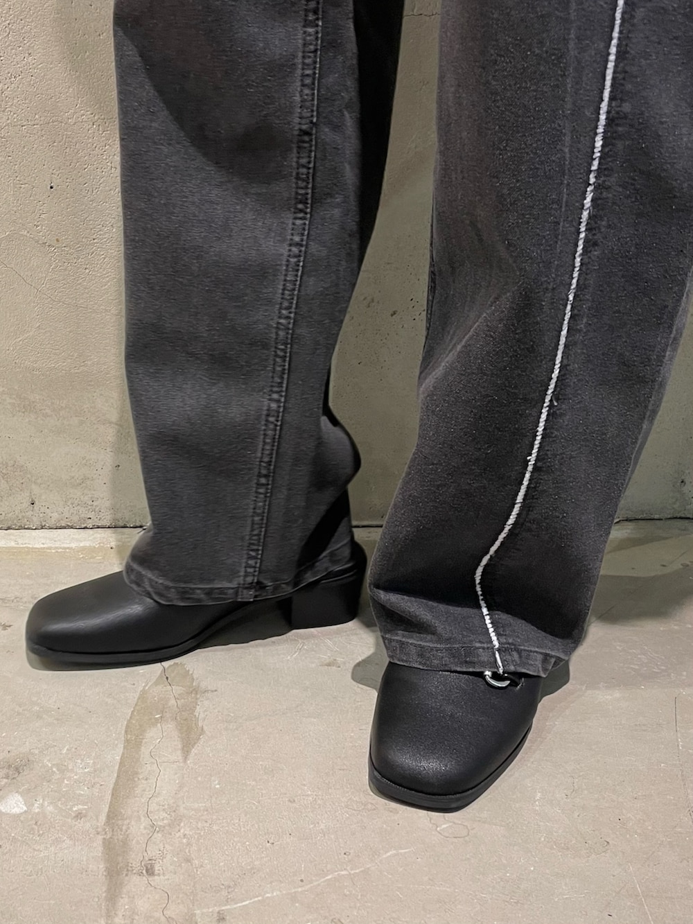 ピンク系のシャツ/ブラウス、ブラック系のサンダル、ブラック系のテーラードジャケットを着用したメンズの夏コーディネートの4枚目の写真