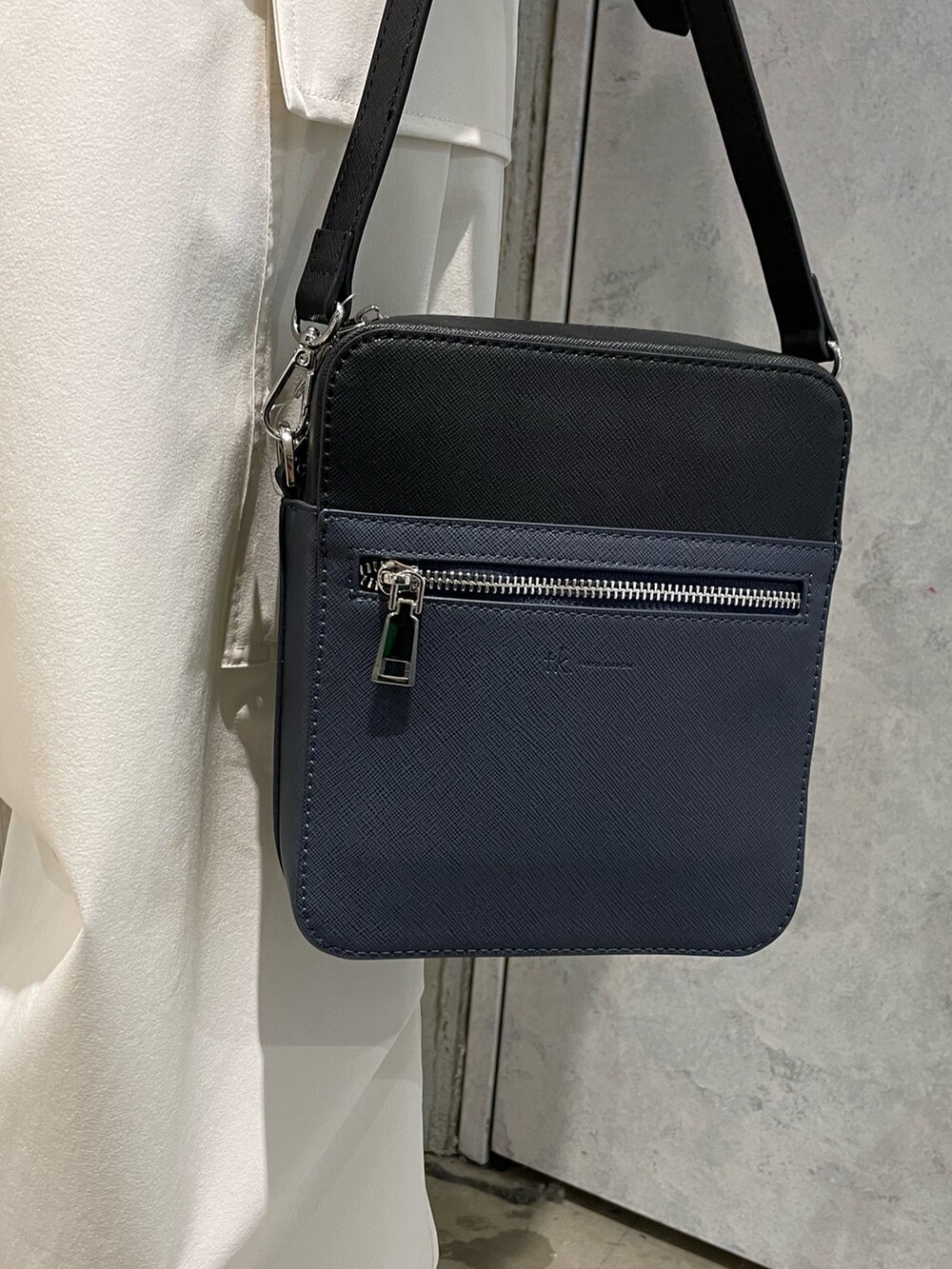 ブラック系のブルゾン、ブルー系のTシャツ/カットソー、ホワイト系のその他パンツを着用したメンズの冬コーディネートの6枚目の写真