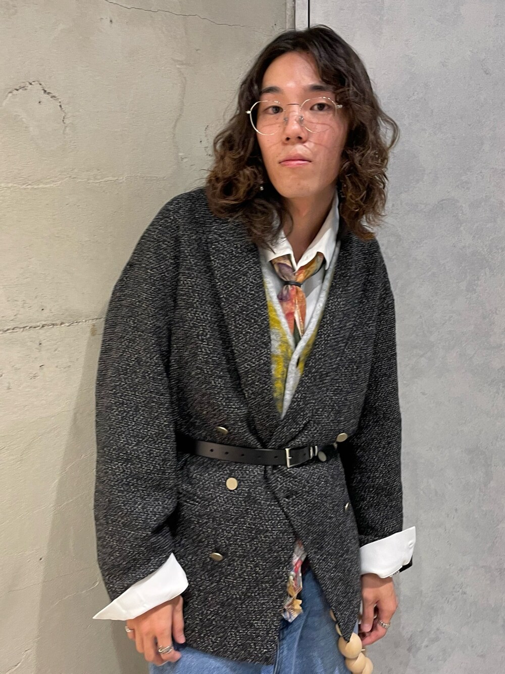 イエロー系のカーディガン/ボレロ、ホワイト系のシャツ/ブラウス、ブルー系のデニムパンツを着用したメンズの秋コーディネートの2枚目の写真