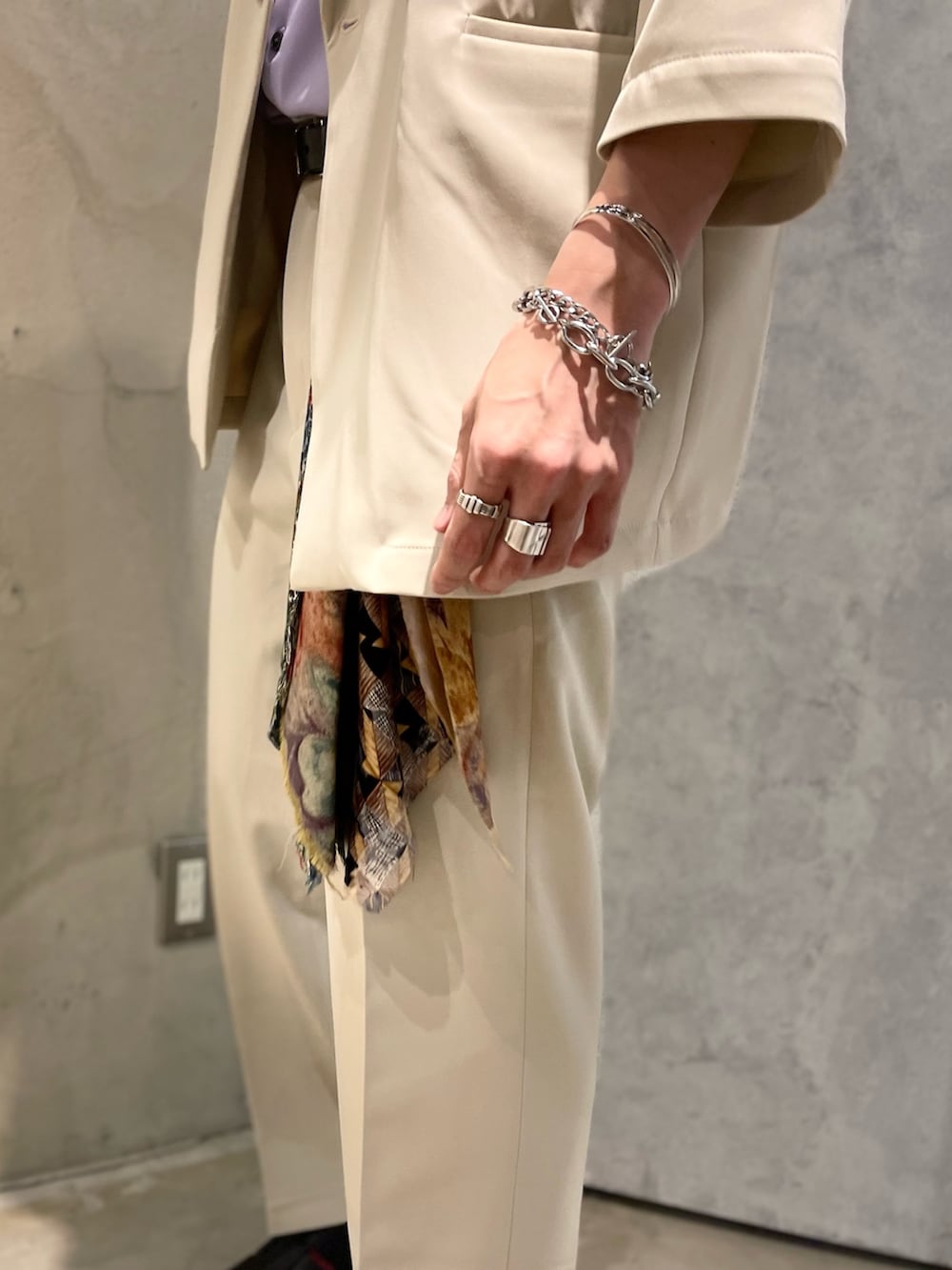 ベージュ系のテーラードジャケット、パープル系のシャツ/ブラウス、ベージュ系のその他パンツを着用したメンズの春コーディネートの3枚目の写真