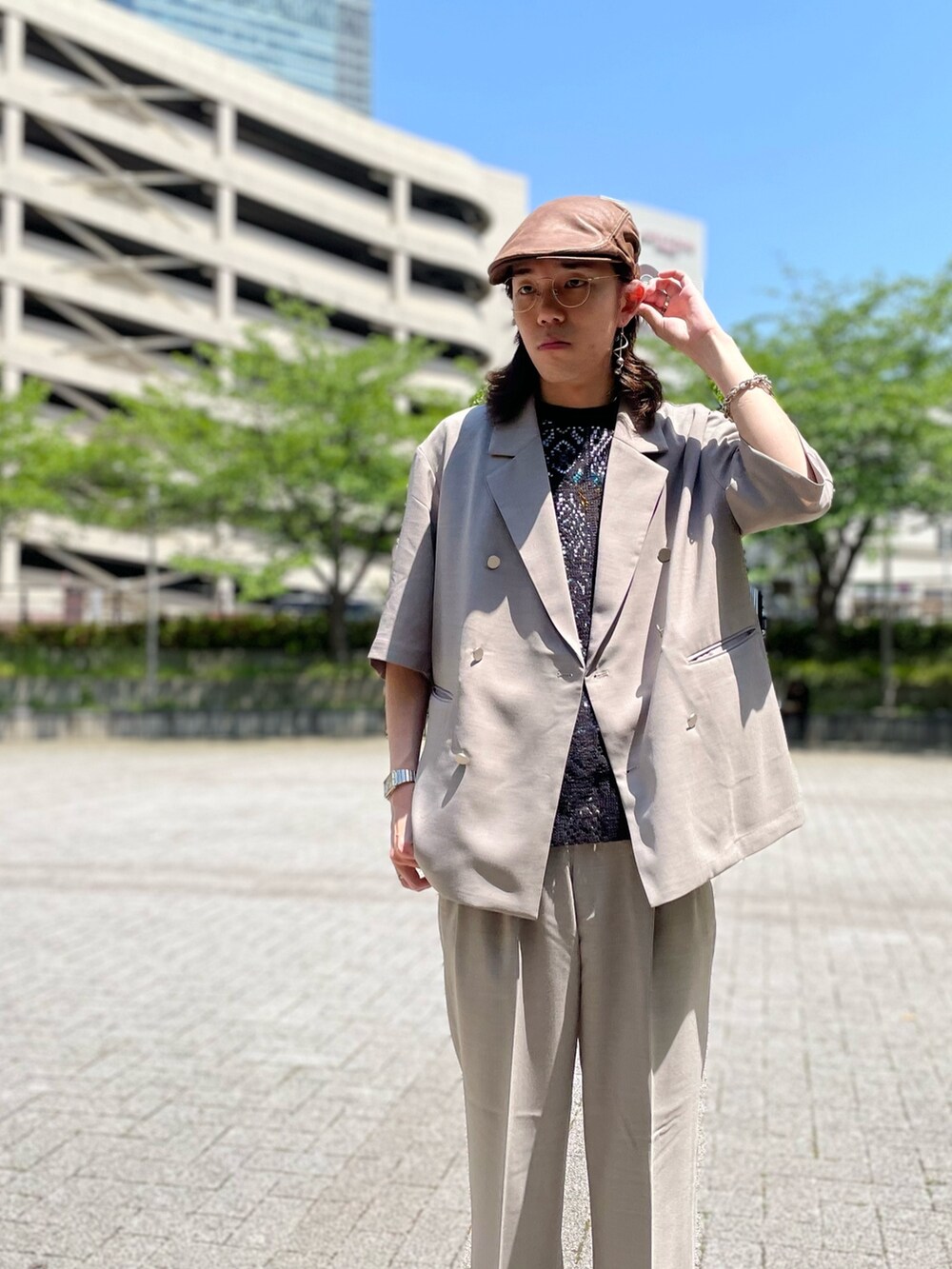 ベージュ系のテーラードジャケット、ベージュ系のその他パンツ、ホワイト系のTシャツ/カットソーを着用したメンズの春コーディネートの2枚目の写真