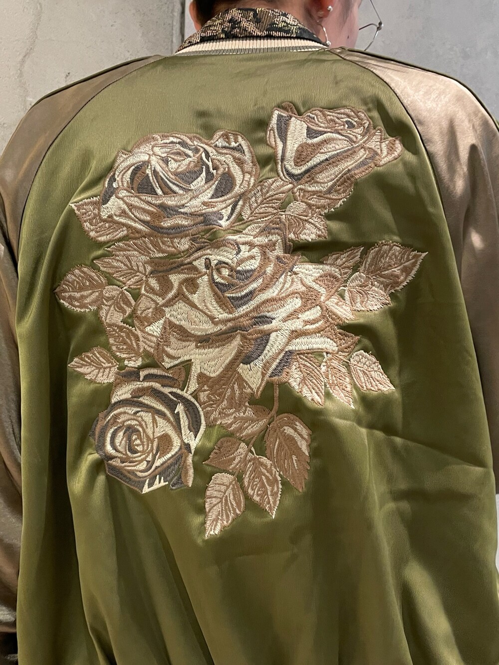 グリーン系のブルゾン、ピンク系のシャツ/ブラウス、ブルー系のデニムパンツを着用したメンズの夏コーディネートの3枚目の写真