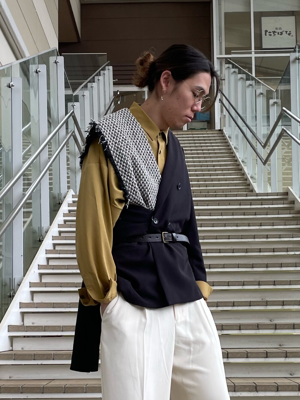 ブラック系のテーラードジャケット、ブラック系のベスト、イエロー系のシャツ/ブラウスを着用したメンズの春コーディネートの4枚目の写真