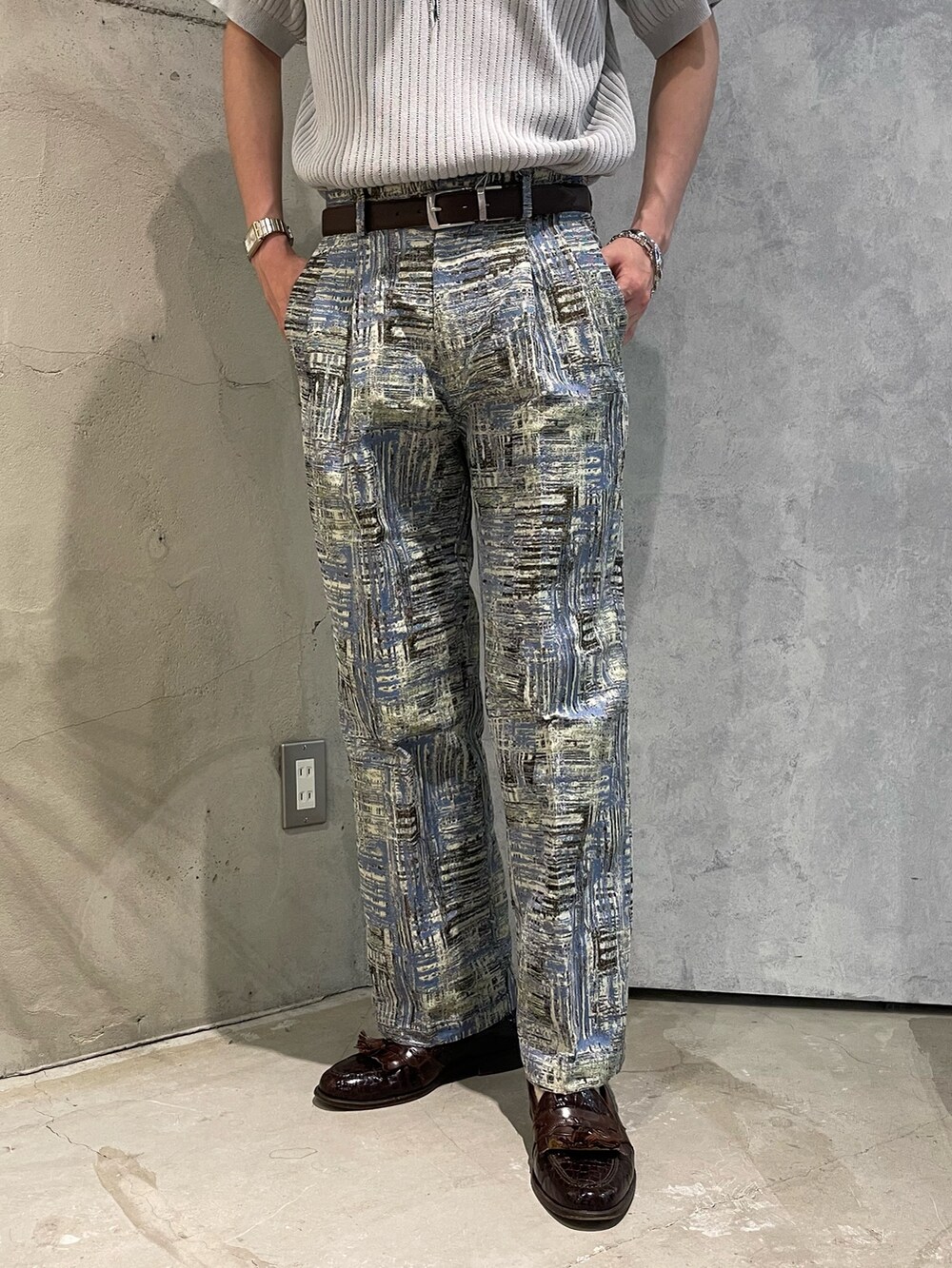 グレー系のポロシャツ、ブルー系のその他パンツ、ブラック系のベルトを着用したメンズの夏コーディネートの4枚目の写真