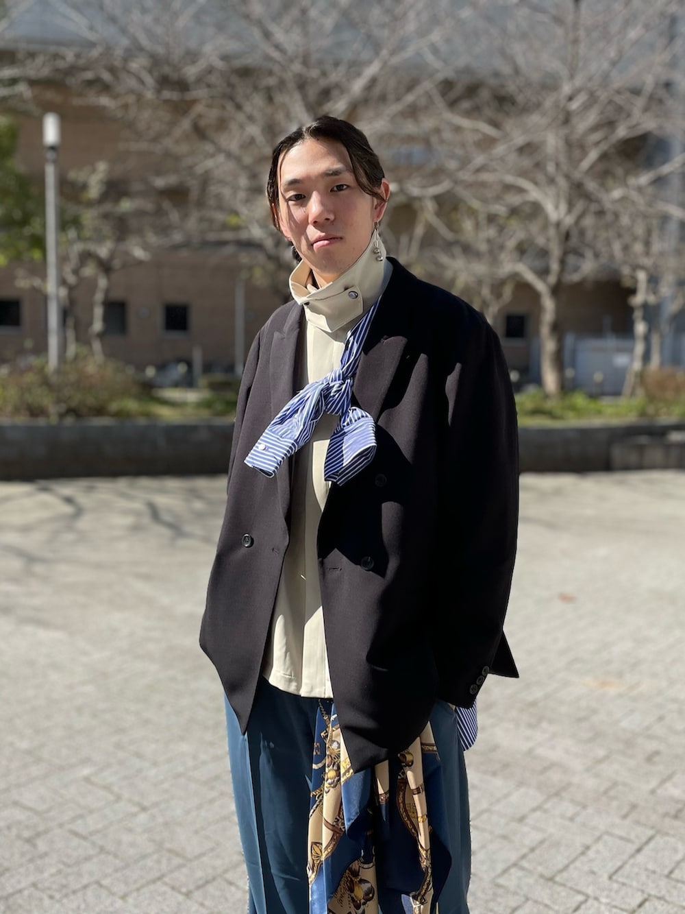 ブラック系のテーラードジャケット、ブルー系のシャツ/ブラウス、ベージュ系のブルゾンを着用したメンズの冬コーディネートの3枚目の写真