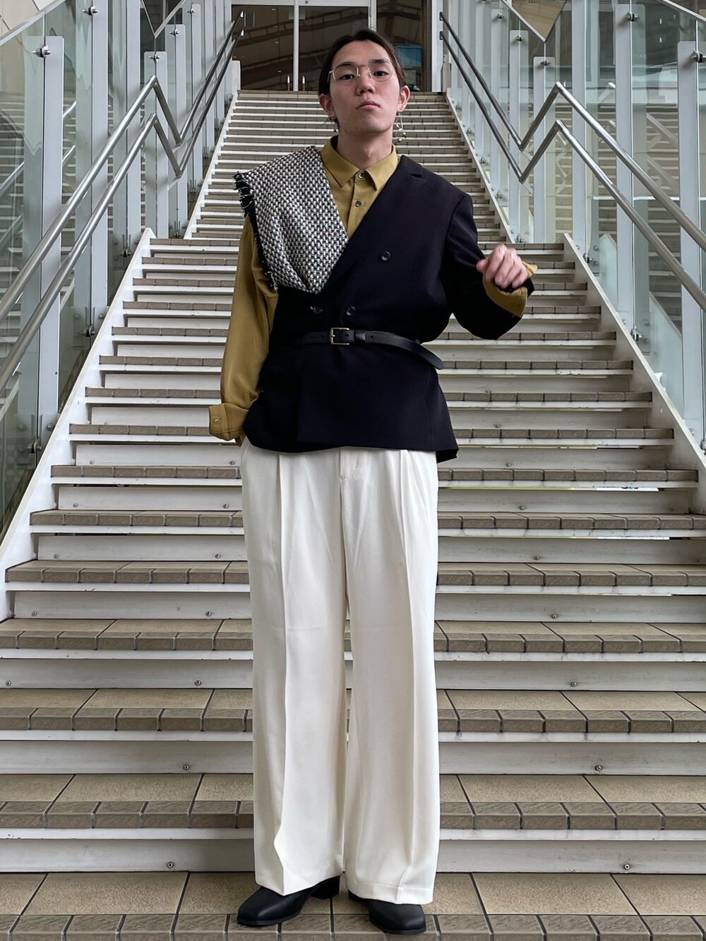 ブラック系のテーラードジャケット、ブラック系のベスト、イエロー系のシャツ/ブラウスを着用したメンズの春コーディネートの2枚目の写真