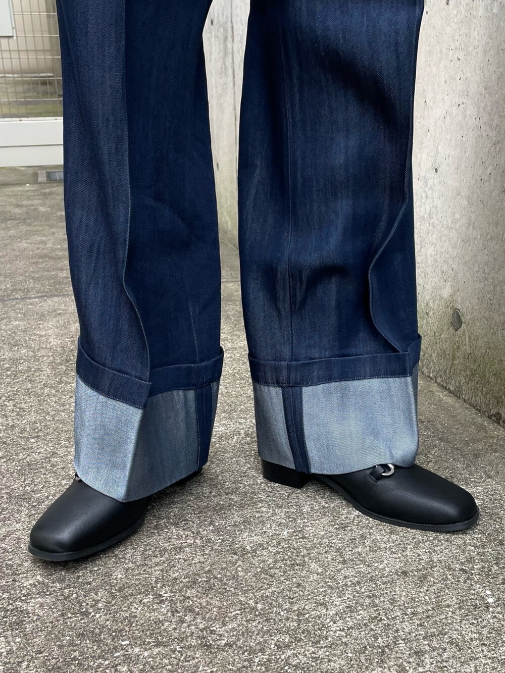 ホワイト系のTシャツ/カットソー、ブラック系のサンダル、ブルー系のデニムパンツを着用したメンズの夏コーディネートの3枚目の写真