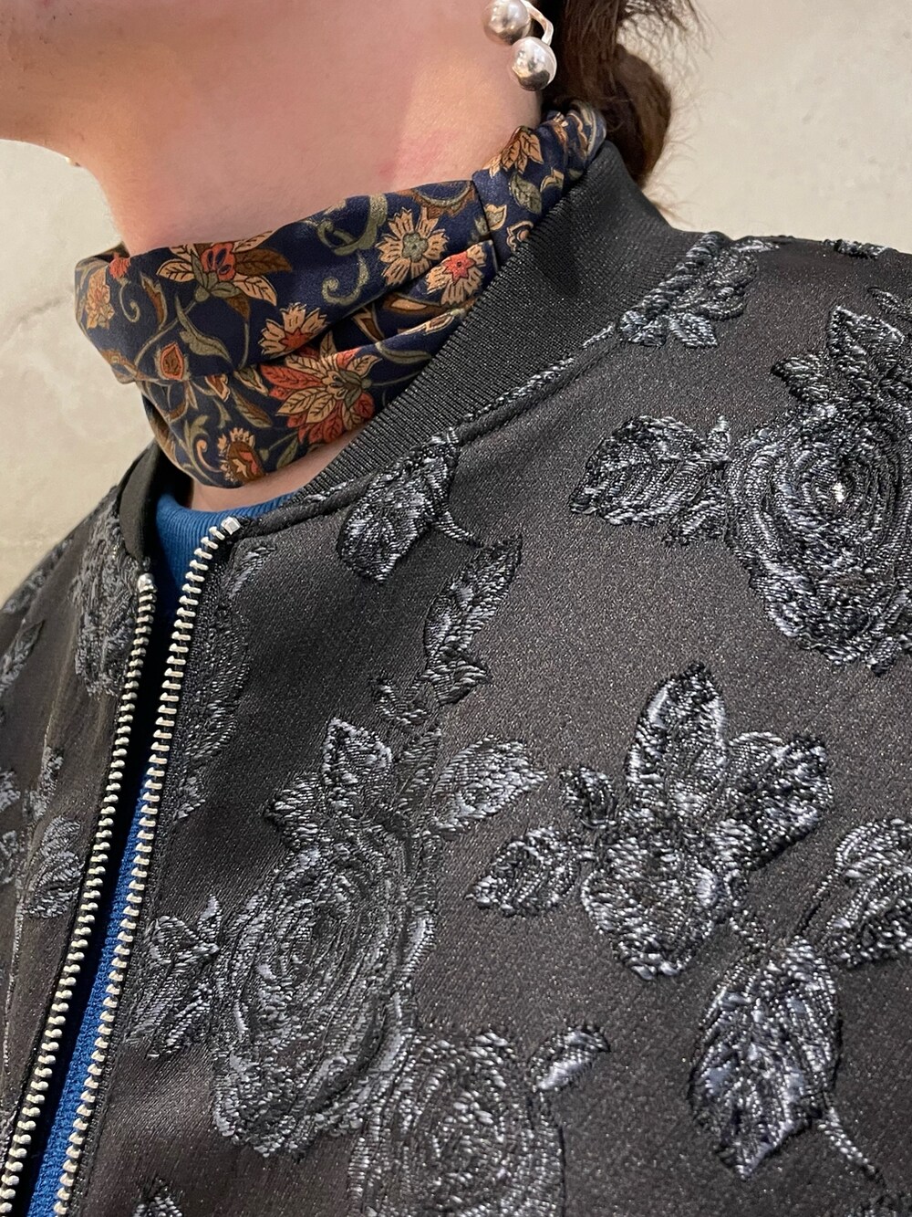 ブラック系のブルゾン、ブルー系のTシャツ/カットソー、ホワイト系のその他パンツを着用したメンズの冬コーディネートの4枚目の写真