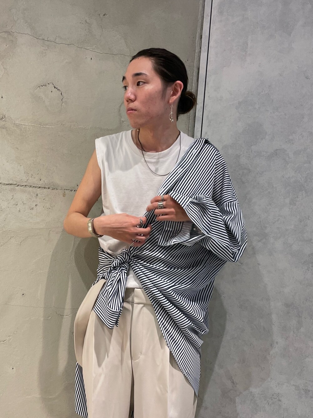 ホワイト系のその他パンツを着用したメンズの夏コーディネートの2枚目の写真