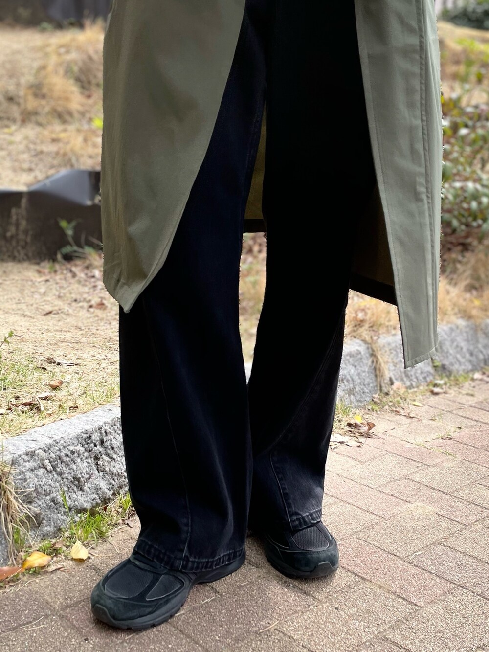 ブラック系のベスト、グリーン系のモッズコート、イエロー系のシャツ/ブラウスを着用したメンズの春コーディネートの4枚目の写真