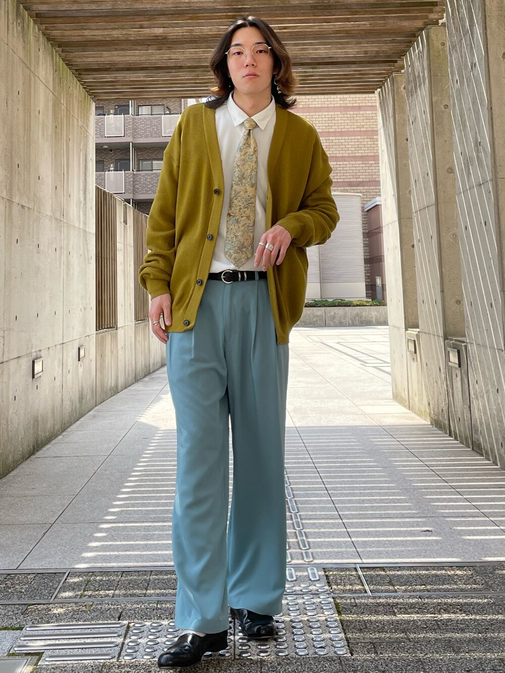 イエロー系のカーディガン/ボレロ、ホワイト系のシャツ/ブラウス、グリーン系のその他パンツを着用したメンズの春コーディネートの2枚目の写真