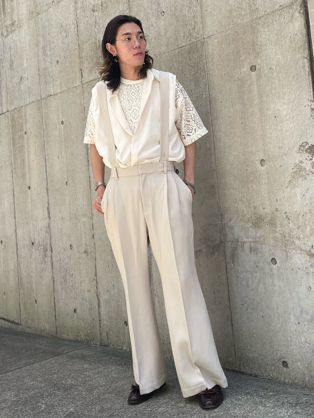 ホワイト系のシャツ/ブラウス、ホワイト系のTシャツ/カットソー、ホワイト系のその他パンツを着用したメンズの夏コーディネートの2枚目の写真