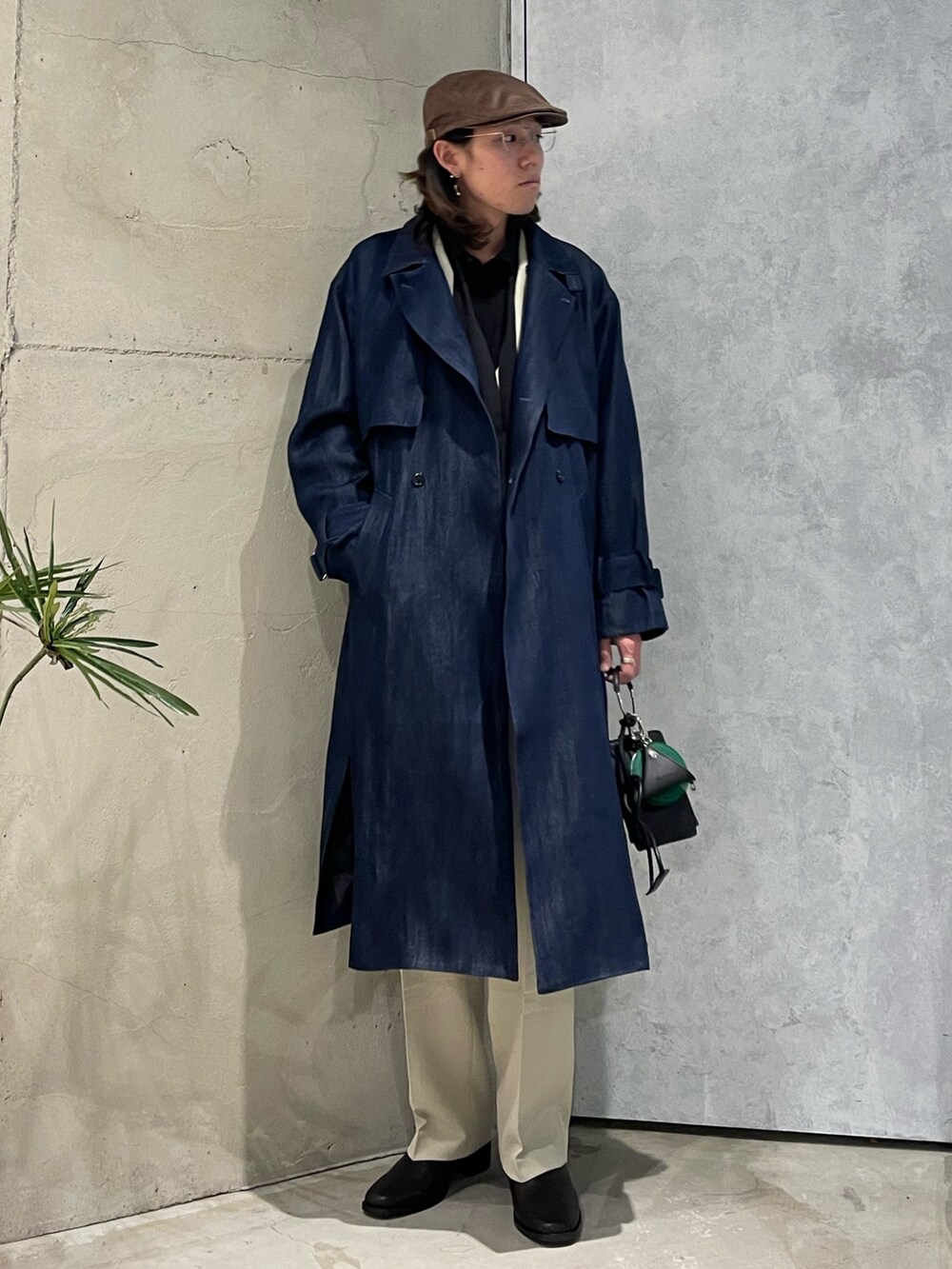 ブルー系のトレンチコート、ベージュ系のテーラードジャケット、ブラック系のシャツ/ブラウスを着用したメンズの冬コーディネートの2枚目の写真