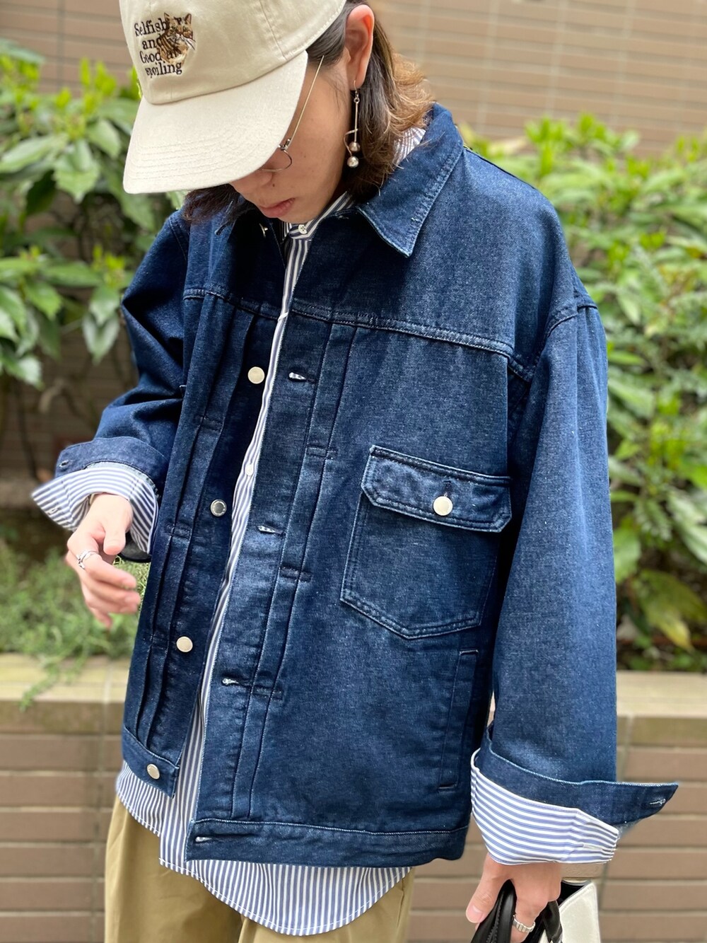 「春服みてみて、デニムジャケット、休日スタイル、メガネ男子、シャツスタイル、チノパン、ストライプ、New Balance、tk.TAKEO KIKUCHI」|「tk.TAKEO KIKUCHIのサイドスリットデニムジャケット(デニムジャケット、ブルー系)」を使った、ko-taさん(メンズ・176cm)の春コーディネートの3枚目の写真