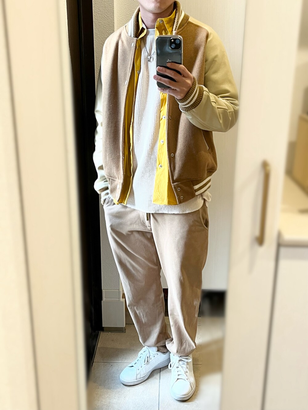 イエロー系のシャツ/ブラウス、ベージュ系のTシャツ/カットソー、ベージュ系のパンツを着用したメンズの春コーディネートの2枚目の写真
