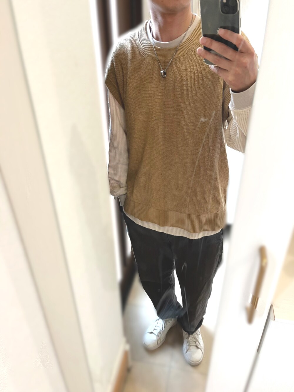 グリーン系のブルゾン、ベージュ系のニット/セーター、ベージュ系のTシャツ/カットソーを着用したメンズの冬コーディネートの2枚目の写真