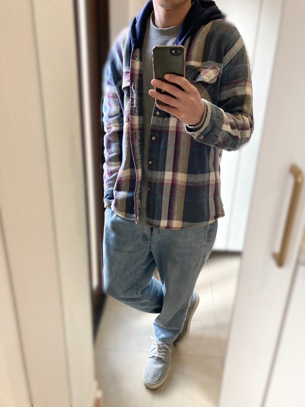 イエロー系のジャケット/アウター、ブルー系のシャツ/ブラウス、グレー系のTシャツ/カットソーを着用したメンズの冬コーディネートの2枚目の写真