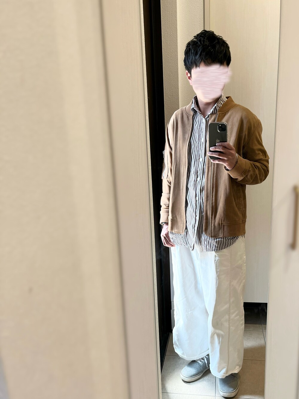 ブラウン系のシャツ/ブラウス、ホワイト系のデニムパンツ、グレー系のスニーカーを着用したメンズの春コーディネートの2枚目の写真