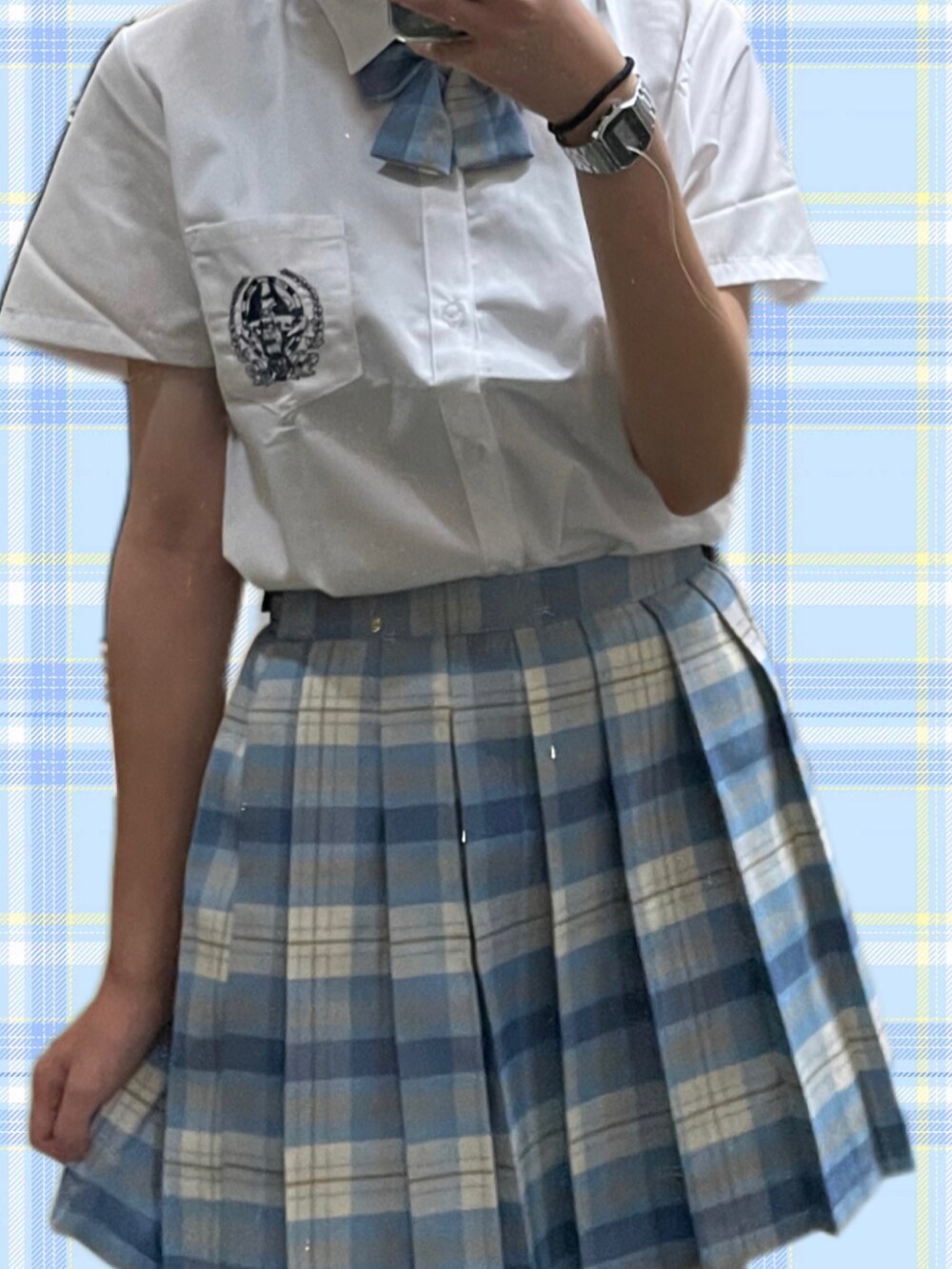 ホワイト系のシャツ/ブラウスを着用したレディースの夏コーディネートの2枚目の写真