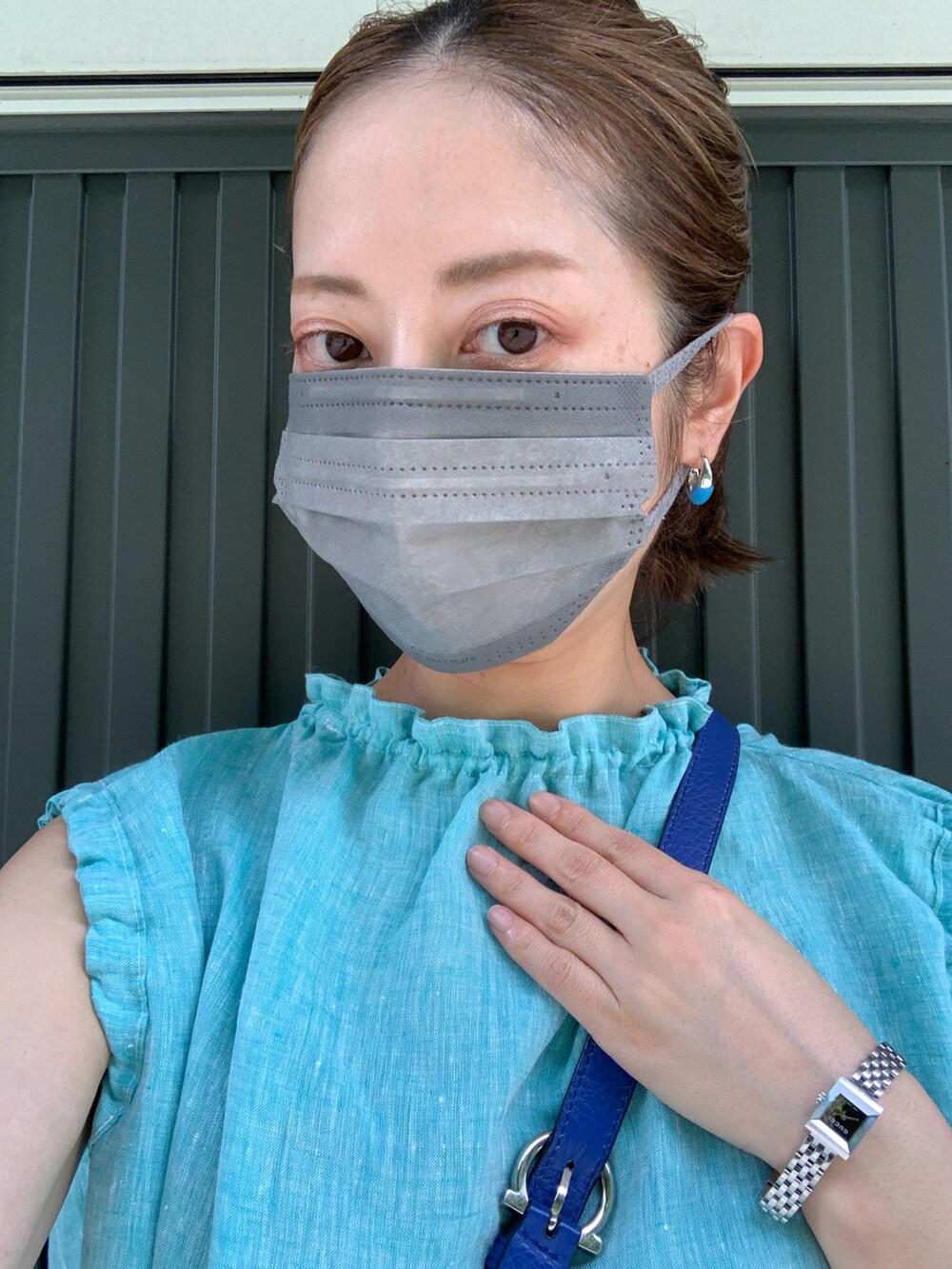 ブルー系のワンピース、ブルー系のバッグ、ホワイト系のサンダルを着用したレディースの夏コーディネートの3枚目の写真