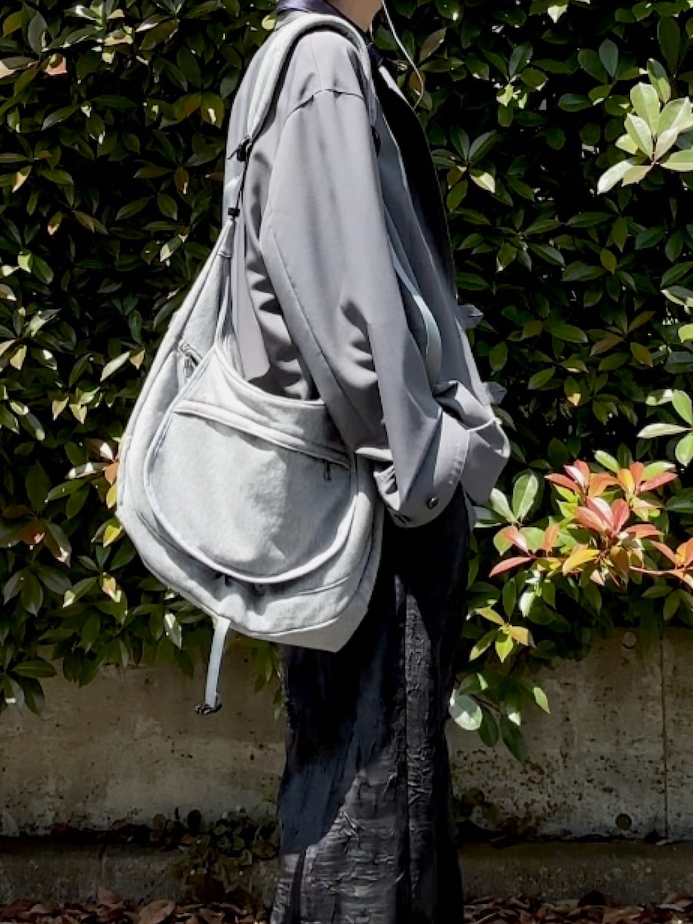 グレー系のシャツ/ブラウス、グレー系のテーラードジャケット、グレー系のショルダーバッグを着用したメンズの夏コーディネートの3枚目の写真