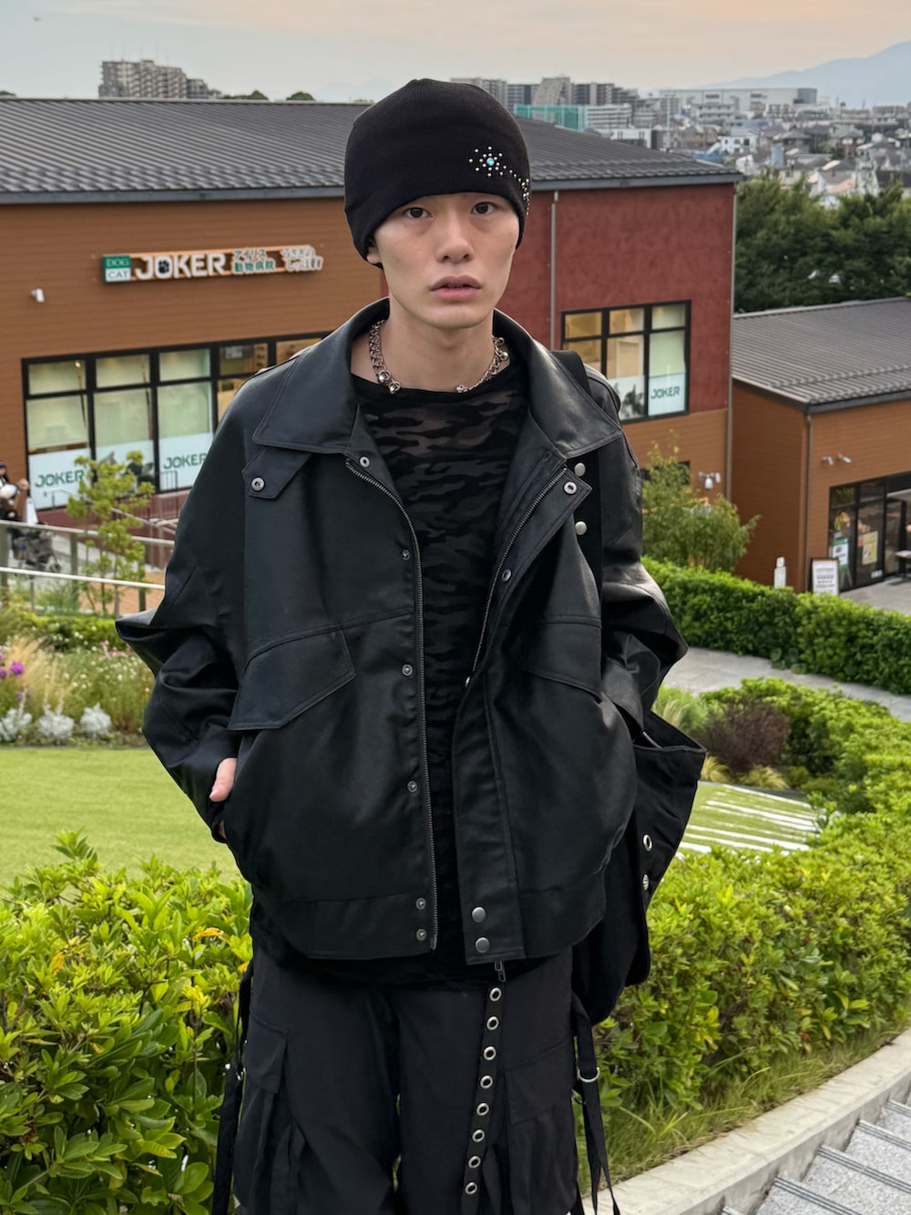 ブラック系のショルダーバッグ、その他のTシャツ/カットソー、グレー系のタンクトップを着用したメンズの夏コーディネートの2枚目の写真