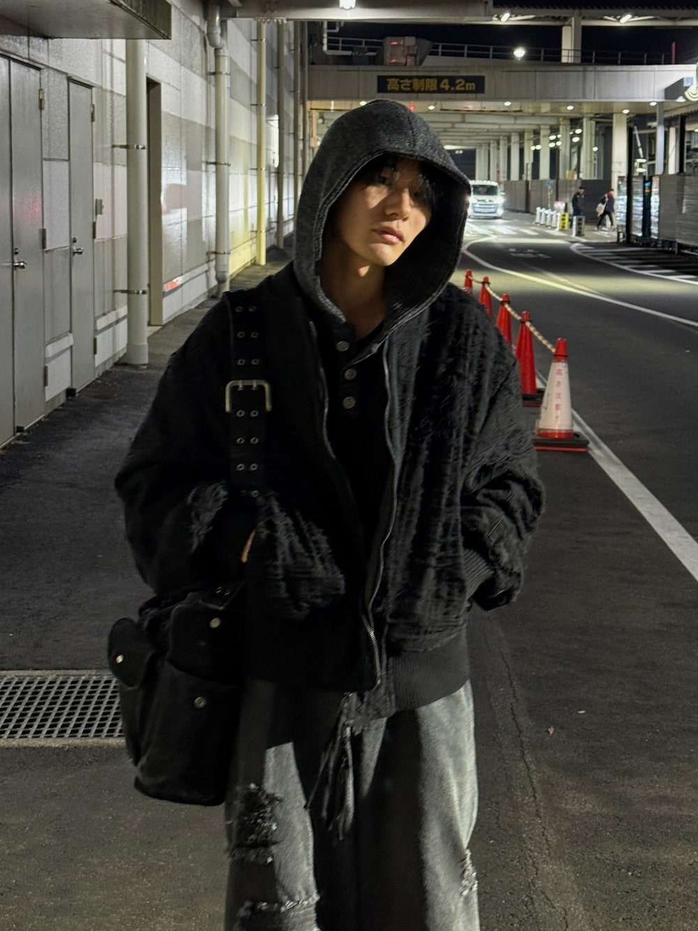 ブラック系のパーカー、ブラック系のドレスシューズ、ブラック系のその他アウターを着用したメンズの冬コーディネートの2枚目の写真