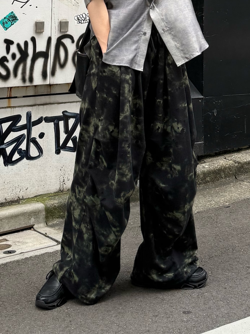 ベージュ系のシャツ/ブラウス、ブラック系のスウェットパンツ、ブラック系のショルダーバッグを着用したメンズの夏コーディネートの3枚目の写真
