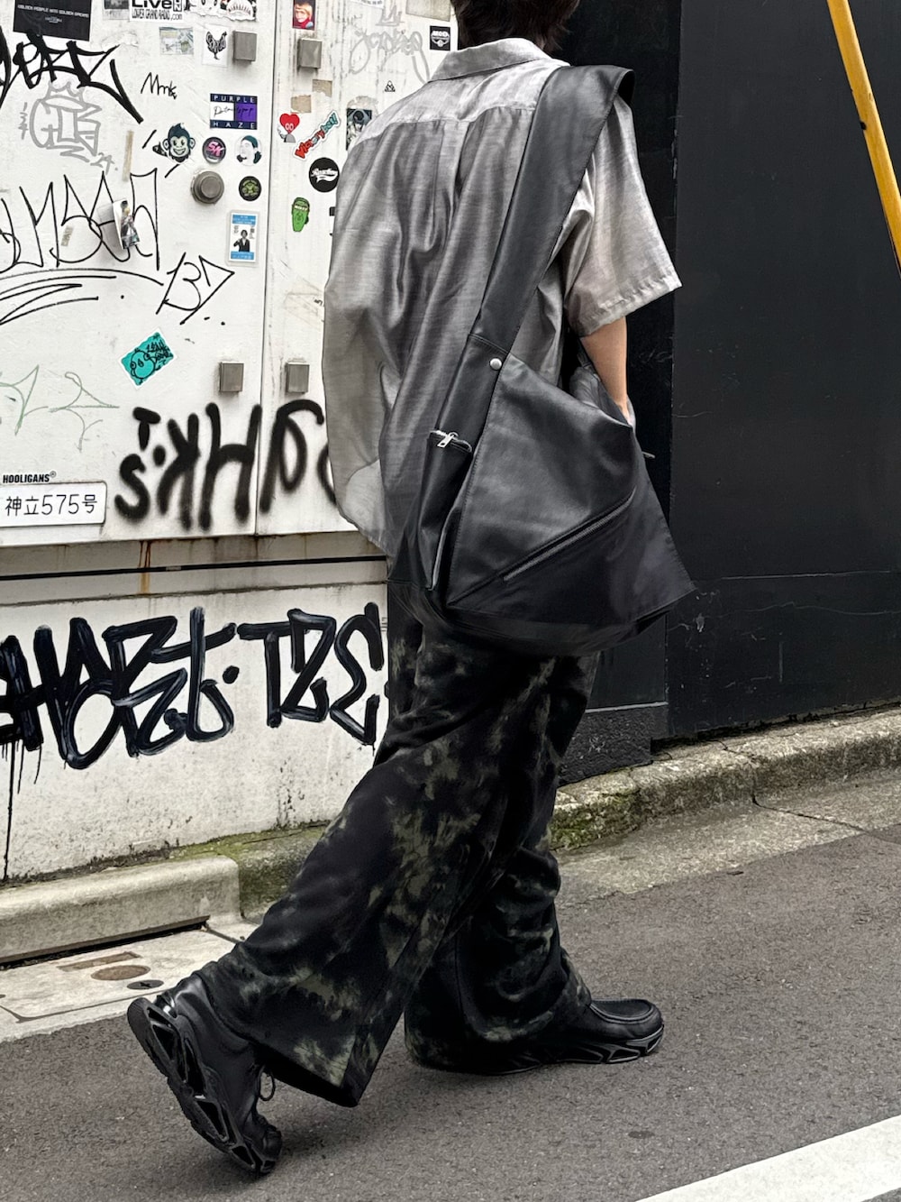 ベージュ系のシャツ/ブラウス、ブラック系のスウェットパンツ、ブラック系のショルダーバッグを着用したメンズの夏コーディネートの2枚目の写真