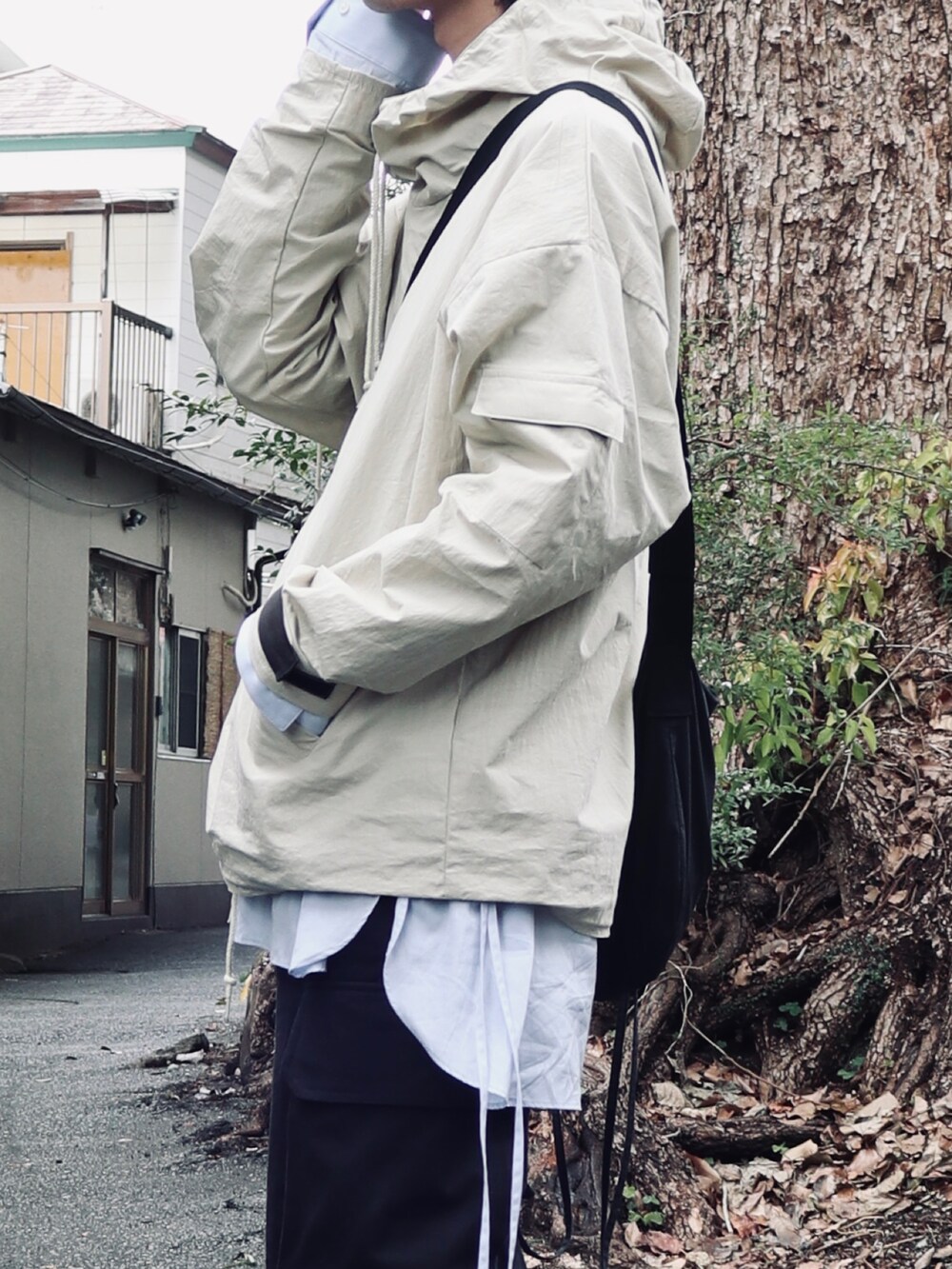 ホワイト系のパーカー、ブルー系のシャツ/ブラウス、ブラック系のスニーカーを着用したメンズの冬コーディネートの2枚目の写真