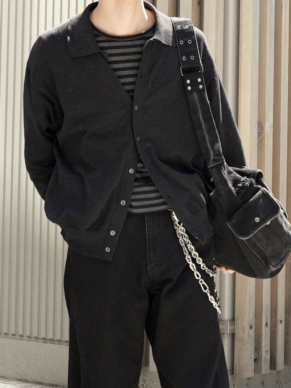 ブラック系のTシャツ/カットソー、グレー系のシャツ/ブラウス、ブラック系のデニムパンツを着用したメンズの春コーディネートの2枚目の写真