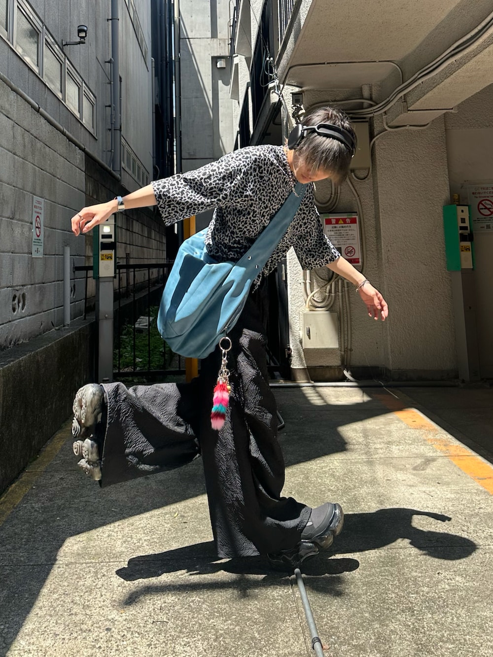 「シンプルスタイル、CASPER JOHN、レオパード、柄物、黒パンツ、夏コーデ、夏服」｜「CASPER JOHNのVarious big T-shirts -leopard- / バリアスビッグTシャツ -レオパード-（Tシャツ/カットソー、ホワイト系）」を使った、くま🧸さん（メンズ・174cm）の春コーディネートの2枚目の写真