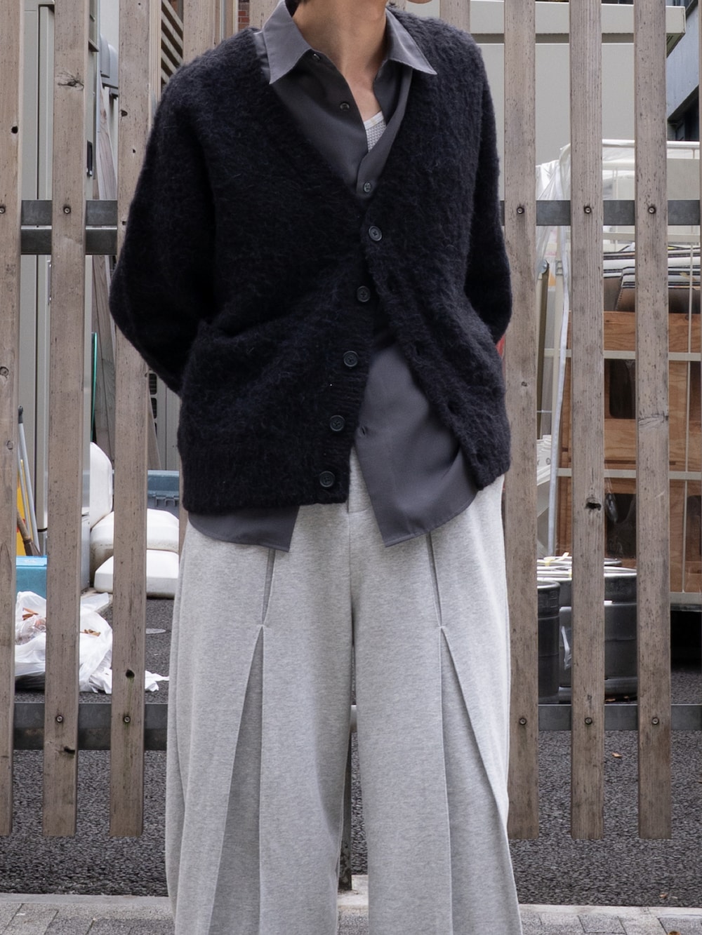 ブラック系のカーディガン/ボレロ、グレー系のシャツ/ブラウス、グレー系のスウェットパンツを着用したメンズの秋コーディネートの3枚目の写真