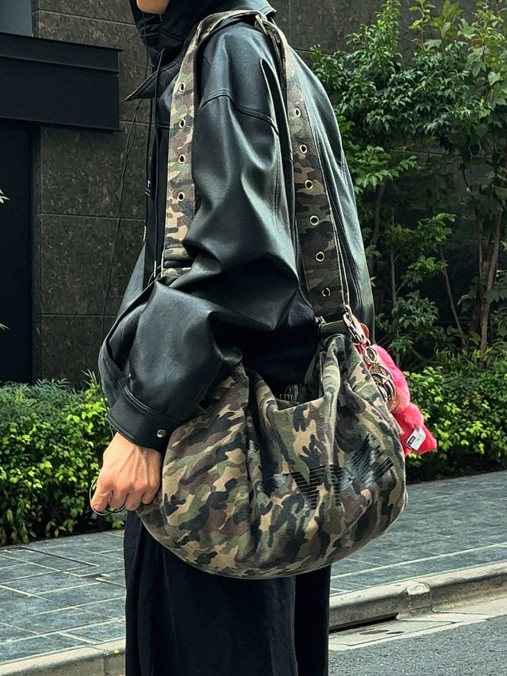 ブラック系のスウェットパンツ、ブラック系のライダースジャケット、その他のショルダーバッグを着用したメンズの秋コーディネートの3枚目の写真