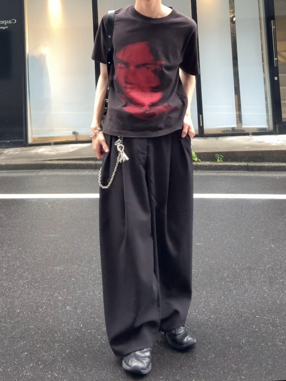 ブラック系のショルダーバッグ、ブラック系のTシャツ/カットソー、ブラック系のその他パンツを着用したメンズの夏コーディネートの3枚目の写真