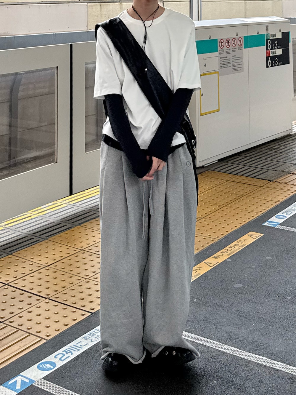 ブラック系のTシャツ/カットソー、グレー系のTシャツ/カットソー、グレー系のスウェットパンツを着用したメンズの春コーディネートの3枚目の写真