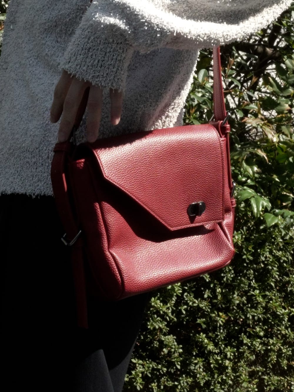 ホワイト系のシャツ/ブラウス、ブラック系のショルダーバッグ、ブラック系のスラックスを着用したメンズの春コーディネートの3枚目の写真