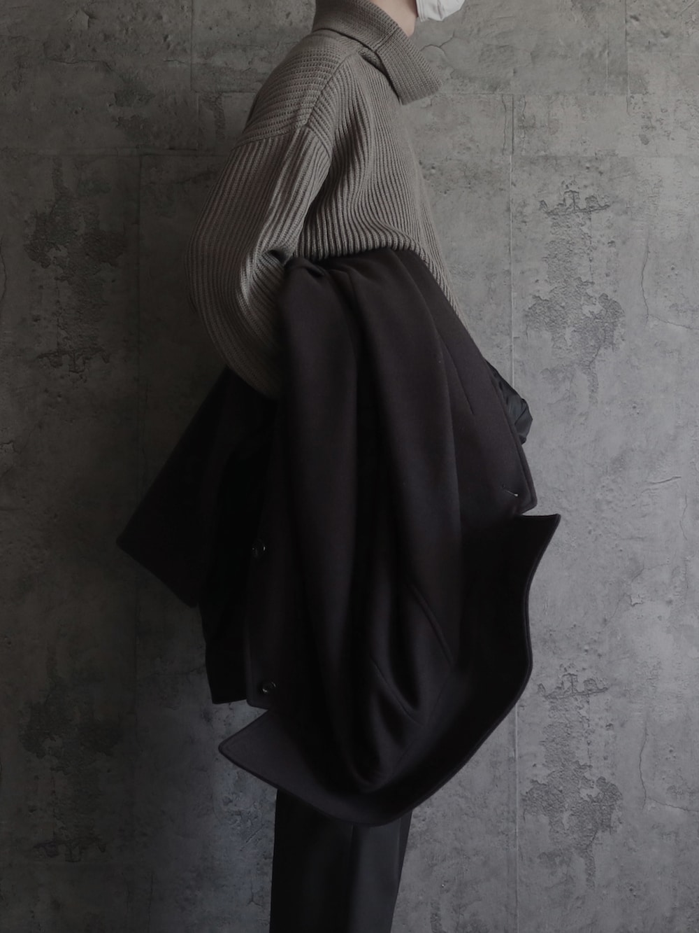 ベージュ系のニット/セーター、グレー系のセットアップ、グレー系のステンカラーコートを着用したメンズの秋コーディネートの3枚目の写真