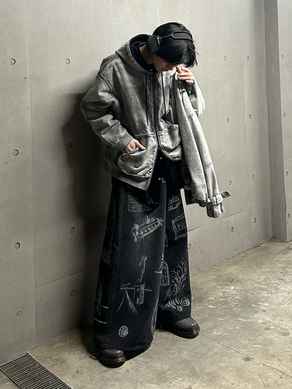 ブラック系のパーカー、ブラック系のマウンテンパーカー、ブラック系のデニムパンツを着用したメンズの冬コーディネートの2枚目の写真