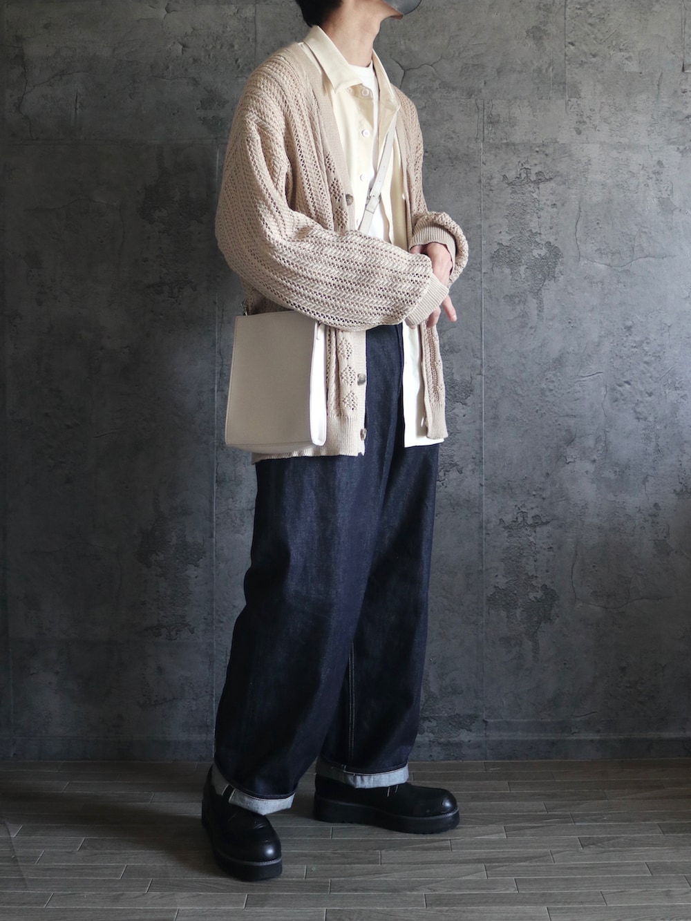 ベージュ系のカーディガン/ボレロ、ホワイト系のシャツ/ブラウス、ブラック系のボディバッグ/ウエストポーチを着用したメンズの冬コーディネートの2枚目の写真