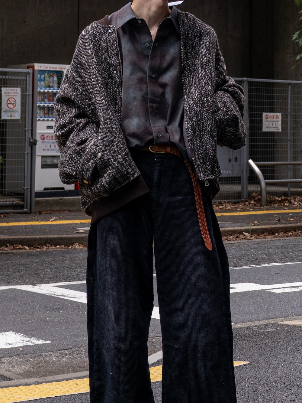 グリーン系のシャツ/ブラウス、ブラウン系のMA-1、ブラック系のスニーカーを着用したメンズの秋コーディネートの2枚目の写真